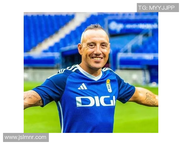 四十岁巴西足球明星重返赛场展现传奇风采与不屈精神